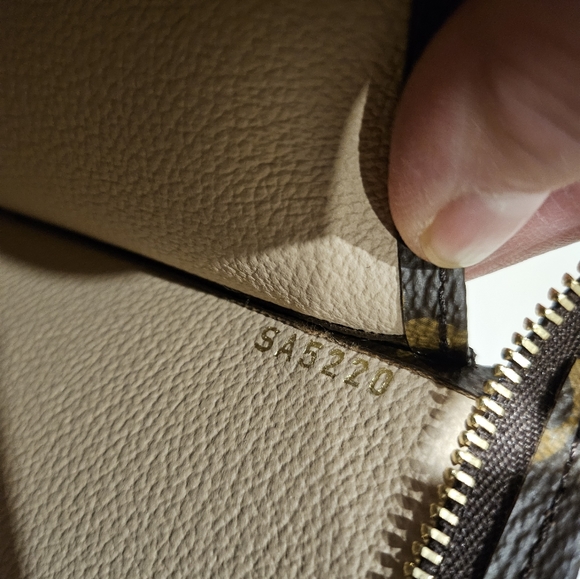 Almost New Louis Vuitton Toiletry Bag 26 - Picture 6 of 15